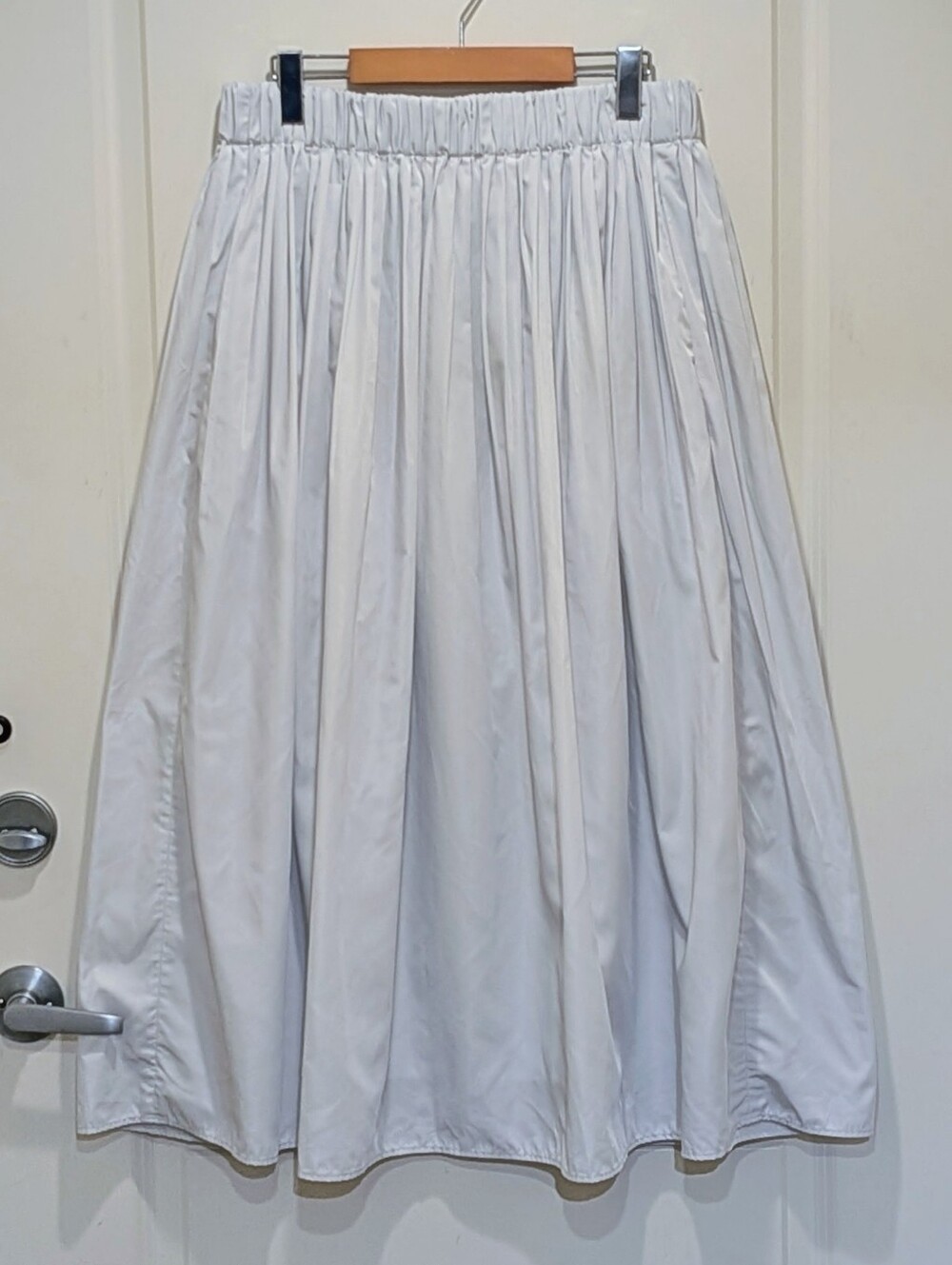 EUC Uniqlo L Volume Gather Skirt in Light Grey